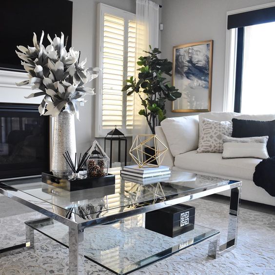 Beautiful living room! I love the white and black theme it has. Coffee table, flowers, and vase are my favorite:] Living room inspiration.