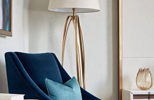 Lampa stojąca do salonu – dlaczego jest idealnym uzupełnieniem nowoczesnych wnętrz?