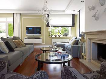 arrangement of a modern living room with a crystal chandelier