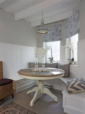 An Eichholtz pendant lamp in a modern dining room